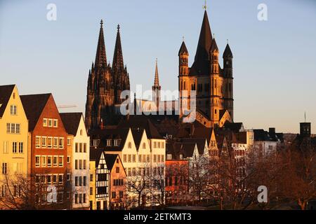 Köln, Deutschland. März 2021, 02nd. Die Sonne erhellt morgens die Altstadt, den Dom (M) und die Kirche Groß St. Martin (r). Quelle: Oliver Berg/dpa/Alamy Live News Stockfoto