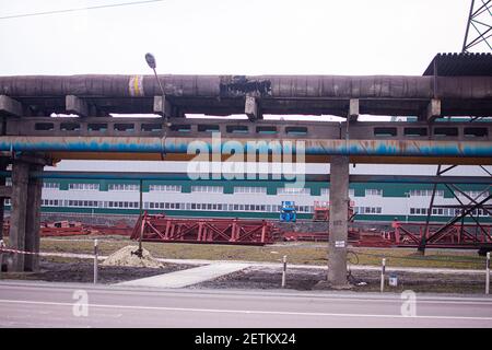 Industriegebiet. Fabrikgelände. Große Rohre entlang der Straße. Stockfoto