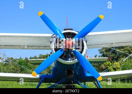 Blick auf den blauen Propeller des alten Flugzeugs Stockfoto