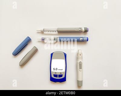 Insulin kurz, lang, Blutzuckermessgerät, Teststreifen und Fingerpiercing-Stift auf weißem, isoliertem Hintergrund. Set für Diabetiker mit Mock Up Stockfoto