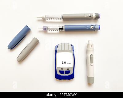 Insulin kurz, lang, Blutzuckermessgerät, Teststreifen und Fingerpiercing-Stift auf weißem, isoliertem Hintergrund. Set für Diabetiker mit Mock Up Stockfoto