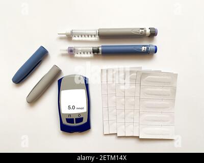 Insulin kurz, lang, Blutzuckermessgerät und Teststreifen auf weißem, isoliertem Hintergrund. Set für Diabetiker mit Mock Up Stockfoto