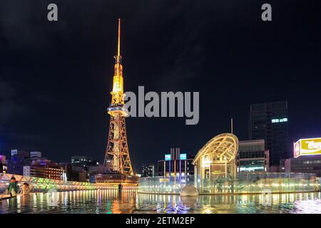 Nagoya, JAPAN - 05. November 2017: Stadtbild von Nagoya in der Nacht Oasis 21 und Nagoya TV Tower in Sakae., Japan., EIN Einkaufskomplex und sein großes Oval Stockfoto