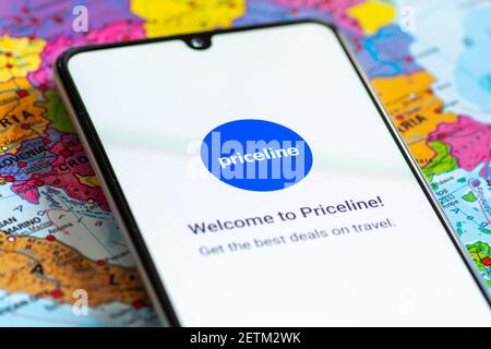 Vilnius, Litauen - März 2 2020: Nahaufnahme der Reisebüro-App von Priceline, Symbole, Logo auf einem Smartphone mit einer geografischen Karte Stockfoto