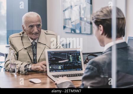 Finanzberater consulting senior Client mit seiner Anlagestrategie. Stockfoto