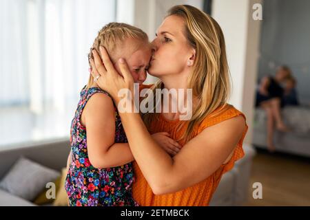 Mutter tröstet ihr weinendes kleines Mädchen. Elternschaft, Familie, Förderkonzept Stockfoto