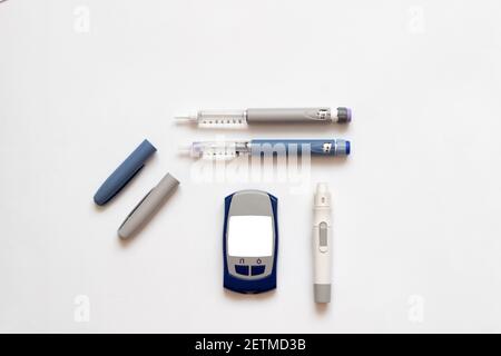 Insulin kurz, lang, Blutzuckermessgerät, Teststreifen und Fingerpiercing-Stift auf weißem, isoliertem Hintergrund. Set für Diabetiker mit Mock Up Stockfoto