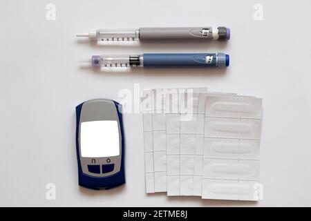 Insulin kurz, lang, Blutzuckermessgerät und Teststreifen auf weißem, isoliertem Hintergrund. Set für Diabetiker mit Mock Up Stockfoto