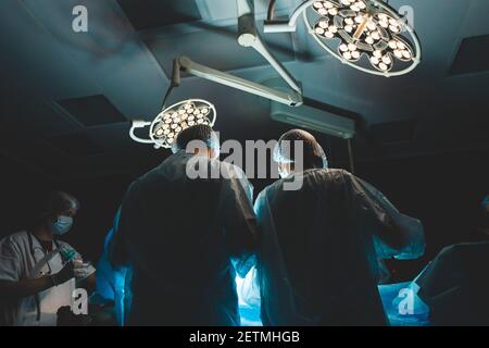 Der leitende Chirurg im Operationssaal, wo der Patient auf ihn wartet, und er beginnt mit der Operation. Real modern Hospital mit authentischem Ambiente Stockfoto