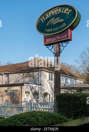 Harvester Restaurant im Frimley Green namens The King's Head Pub, Surrey, England, Großbritannien Stockfoto