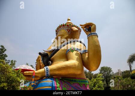 Kanchanaburi, THAILAND - 16. April 2015: Ganesha-Statue der hindu-gott, dessen Kopf ein Elefantenkopf im Tempel in Kanchanaburi, Thailand ist. Er ist es Stockfoto
