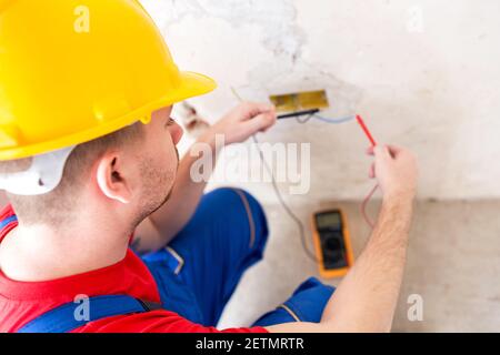 Stromprüfung an der Steckdose mit unimer Sicherheit steht an erster Stelle Stockfoto