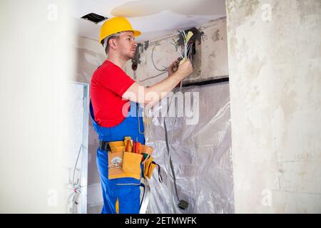 Sammeln der Stromverteilerkabel an einem Punkt für weitere Verbindung wird hergestellt Stockfoto