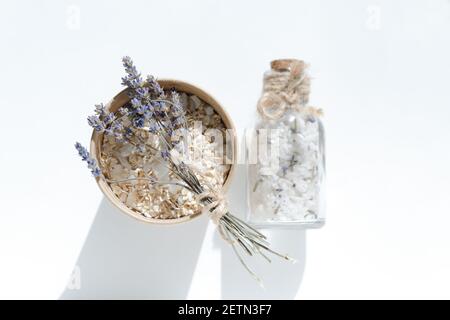 Pappbecher mit Haferflocken und Meersalz und einem kleinen Lavendelduft. Meersalz im Glas mit Korkstopfen. Spa-Produkte für die Haut Stockfoto