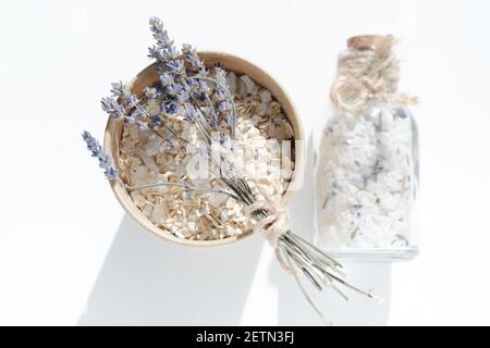 Pappbecher mit Haferflocken und Meersalz und einem kleinen Lavendelduft. Meersalz im Glas mit Korkstopfen. Spa-Produkte für die Haut Stockfoto