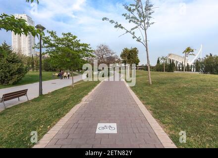 Straßenschild auf dem Radweg, Radweg nur für Radfahrer. Fahrradweg in den Gärten des Flusses Turia, Valencia, Spanien Stockfoto