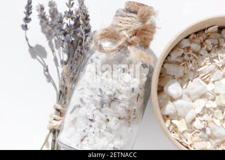 Schrubben Sie die Haut. Spa-Produkte für die Reinigung der Haut und für ein entspannendes Bad in einem Glas mit einem Korkstopfen auf weißem Hintergrund mit einem natürlichen la Stockfoto