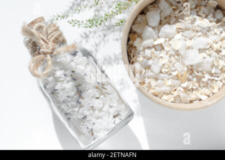 Meersalz in einem Glas mit einem Korkstopfen. Spa Massage Produkte der Hautpflege auf weißem Hintergrund. Details aus der Nähe Stockfoto