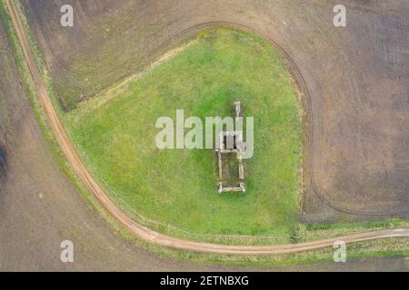 Bild vom Februar 22nd 2021 zeigt die Ruinen der St. James' Church, Bawsey,Norfolk,die einst das Äquivalent zum St. MichaelÕs Berg vor 1000 Jahren war. Eine ruinierte Kirche neben dem QueenÕs Sandringham Anwesen wäre vor 1000 Jahren NorfolkÕs Äquivalent zum St MichaelÕs Mount gewesen. Im Domesday Book von 1086 wurde die Siedlung auf dem Hügel Boweseia C und jetzt Bawsey genannt - über einen Damm erreicht und von Wasser umgeben. Als sich das Wasser zurückzog, fiel das Dorf in den Niedergang und im 16th. Jahrhundert war die ruinierte Kirche des hl. Jakobus alles, was vom Dorf übrig blieb. Stockfoto