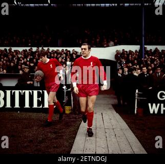 Aktenfoto vom 18-01-1969 von Liverpools Emlyn Hughes (l) und Ian St John (r). Ausgabedatum: Dienstag, 2. März 2021. Stockfoto