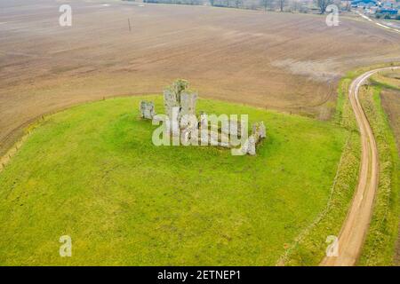 Bild vom Februar 22nd 2021 zeigt die Ruinen der St. James' Church, Bawsey,Norfolk,die einst das Äquivalent zum St. MichaelÕs Berg vor 1000 Jahren war. Eine ruinierte Kirche neben dem QueenÕs Sandringham Anwesen wäre vor 1000 Jahren NorfolkÕs Äquivalent zum St MichaelÕs Mount gewesen. Im Domesday Book von 1086 wurde die Siedlung auf dem Hügel Boweseia C und jetzt Bawsey genannt - über einen Damm erreicht und von Wasser umgeben. Als sich das Wasser zurückzog, fiel das Dorf in den Niedergang und im 16th. Jahrhundert war die ruinierte Kirche des hl. Jakobus alles, was vom Dorf übrig blieb. Stockfoto