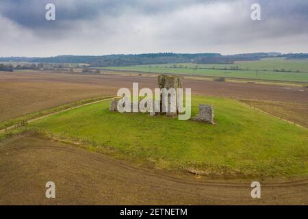 Bild vom Februar 22nd 2021 zeigt die Ruinen der St. James' Church, Bawsey,Norfolk,die einst das Äquivalent zum St. MichaelÕs Berg vor 1000 Jahren war. Eine ruinierte Kirche neben dem QueenÕs Sandringham Anwesen wäre vor 1000 Jahren NorfolkÕs Äquivalent zum St MichaelÕs Mount gewesen. Im Domesday Book von 1086 wurde die Siedlung auf dem Hügel Boweseia C und jetzt Bawsey genannt - über einen Damm erreicht und von Wasser umgeben. Als sich das Wasser zurückzog, fiel das Dorf in den Niedergang und im 16th. Jahrhundert war die ruinierte Kirche des hl. Jakobus alles, was vom Dorf übrig blieb. Stockfoto