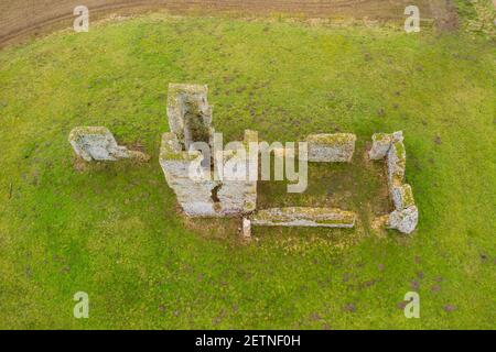 Bild vom Februar 22nd 2021 zeigt die Ruinen der St. James' Church, Bawsey,Norfolk,die einst das Äquivalent zum St. MichaelÕs Berg vor 1000 Jahren war. Eine ruinierte Kirche neben dem QueenÕs Sandringham Anwesen wäre vor 1000 Jahren NorfolkÕs Äquivalent zum St MichaelÕs Mount gewesen. Im Domesday Book von 1086 wurde die Siedlung auf dem Hügel Boweseia C und jetzt Bawsey genannt - über einen Damm erreicht und von Wasser umgeben. Als sich das Wasser zurückzog, fiel das Dorf in den Niedergang und im 16th. Jahrhundert war die ruinierte Kirche des hl. Jakobus alles, was vom Dorf übrig blieb. Stockfoto