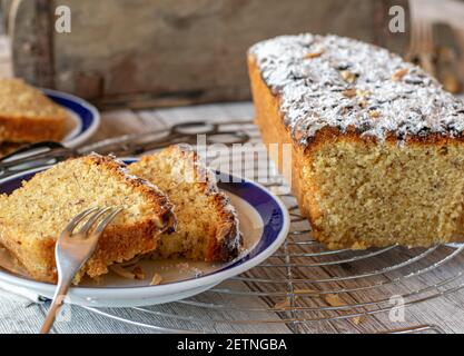 Frisch gebackener Pfundkuchen mit Mandeln Stockfoto