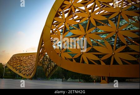Sharjah, VAE - 13. Februar 2021: Al Noor Island. Laguneninsel mit Schmetterlingshaus, moderner Kunst, Bücherpavillon, Café und Spielplatz. Stockfoto
