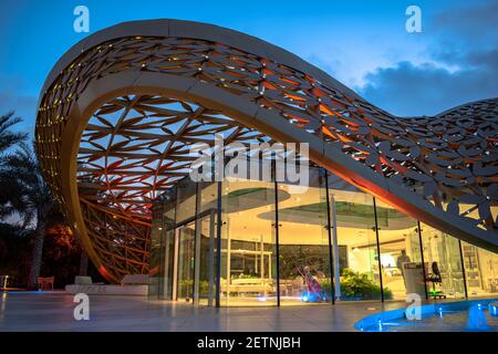 Sharjah, VAE - 13. Februar 2021: Al Noor Island. Laguneninsel mit Schmetterlingshaus, moderner Kunst, Bücherpavillon, Café und Spielplatz. Stockfoto