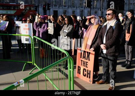 LONDON - 18. JANUAR 2020: Demonstranten stehen auf Whitehall in London, um über die Gleichstellung in unserer Wirtschaft zu diskutieren. Stockfoto