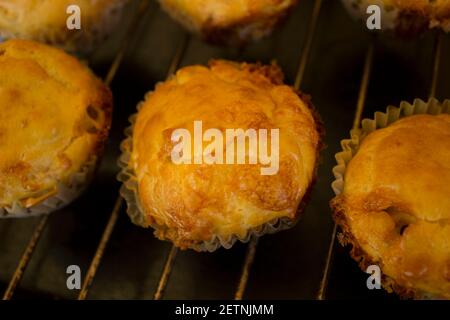 Frisch gebackene herzhafte Muffins von oben gesehen Stockfoto