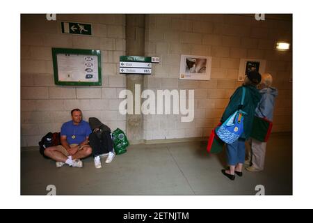 Wimbledon 2008... 2/7/2008 früher Regen stoppt playphotograph von David Sandison The Independent Stockfoto