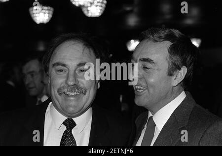 Datei Foto vom 08-03-1986 von PA Foto 8/3/86 Jimmy Greaves und Ian St. John (rechts). Ausgabedatum: Dienstag, 2. März 2021. Stockfoto