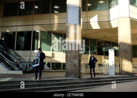 LONDON - 21st. JANUAR 2020: Fußgänger vor dem Cottons Centre Bürogebäude in London Bride. Stockfoto