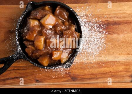 Gebackene Apfel Dessert in einer gusseisernen Pfanne Stockfoto