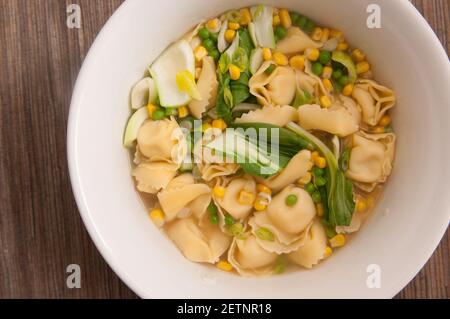Tortellini-Suppe mit Hühnchen und Käse und Gemüse Stockfoto