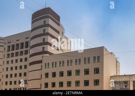 Tscheljabinsk, Russland - 14. November 2020. Stadtarchitektur, ein ungewöhnliches Gebäude mit einem Turm gegen den Himmel. Stockfoto