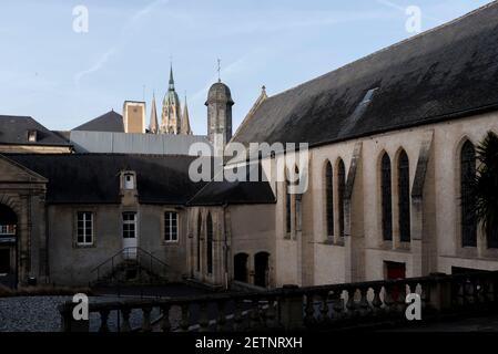 Bayeux, Frankreich. Innenhof vor dem Museum Stockfoto