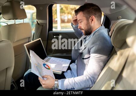 Hauptspieler, der sich auf das Treffen vorbereitet, auf dem Weg zu Die Firma Stockfoto