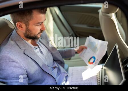 Vorbereitung für die Sitzung der Vorstand, junger Mann in der Rückseite des Autos Stockfoto