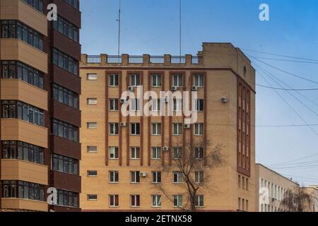 Tscheljabinsk, Russland - 14. November 2020. Stadtarchitektur, Teil eines hohen Wohngebäudes gegen den Himmel. Stockfoto