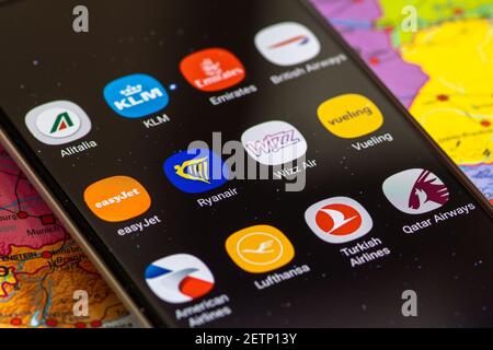 Vilnius, Litauen - März 2 2020: Nahaufnahme der verschiedenen Fluggesellschaften App, Symbole, Logo auf einem Smartphone mit einer geografischen Karte angezeigt Stockfoto
