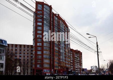 Tscheljabinsk, Russland - 14. November 2020. Stadtarchitektur, mehrstöckiges Wohngebäude gegen den Himmel. Stockfoto