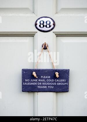 Schieferschild, das an einer Haustür hängt Warnung, keine Junk-Mail, keine kalten Anrufer Keine Verkäufer, keine religiösen Gruppen; Olney, Buckinghamshire, Großbritannien Stockfoto