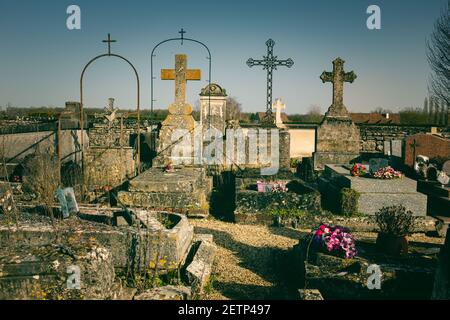 Alte Grabsteine auf dem ländlichen Friedhof in Oise, Picardy, Frankreich Stockfoto