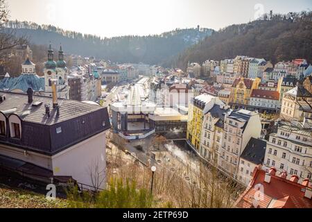 Karlovy Vary, Tschechische Republik - 23. Februar 2021: Luftaufnahme von Karlovy Vary oder Karlsbad, Panorama berühmten Kurort Blick ohne Touristen in Pandemie Stockfoto