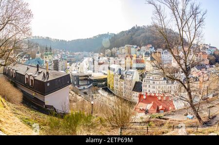 Karlovy Vary, Tschechische Republik - 23. Februar 2021: Luftaufnahme von Karlovy Vary oder Karlsbad, Panorama berühmten Kurort Blick ohne Touristen in Pandemie Stockfoto