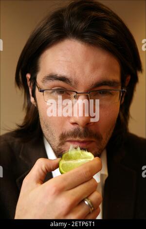 Jerome Taylor versucht WUNDER FRUCHT ( Synsepalum Dulcificum) Was saure und bittere Speisen süßer schmecken lässt.Foto von David Sandison The Independent Stockfoto