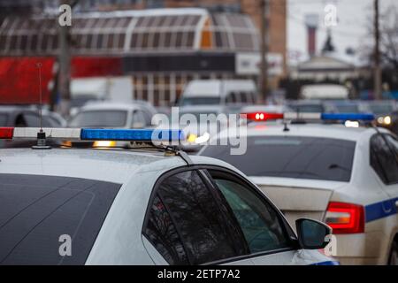 Zwei Polizeiautos Lichter in der Stadt Straße am Wintertag mit Autos Verkehr in verschwommenem Hintergrund. Stockfoto